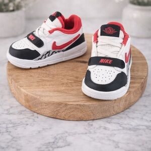 Nike Kids Low-Top Sneakers in White, Black & Red